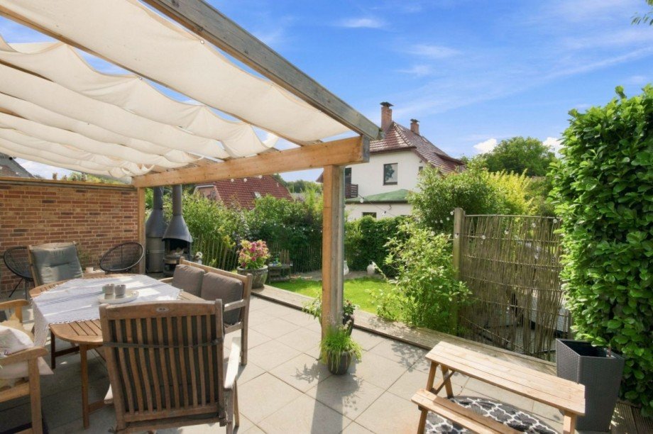 Überdachte Terrasse mit Gartenblick Doppelhaush�lfte Großhansdorf