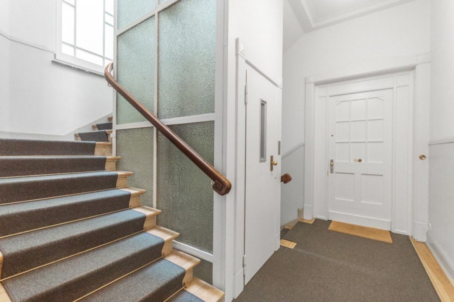 Treppenhaus mit Aufzug Etagenwohnung Hamburg