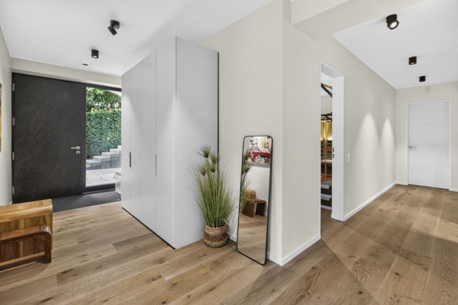 Separater Hauseingang und Diele im UG Villa Großhansdorf