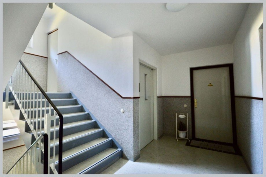 Geräumiges Treppenhaus mit Aufzug Etagenwohnung Ammersbek