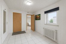 Flur zum Kaminzimmer RAUM FÜR FAMILIE. PLATZ FÜR IDEEN. EIN HAUS MIT GESCHICHTE IN OSTSEENÄHE.