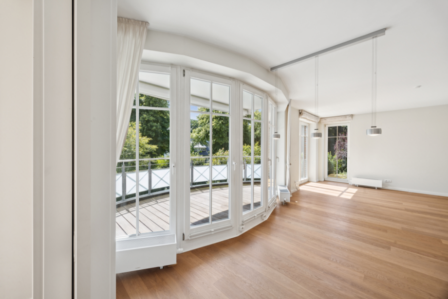 Wohnzimmer mit Zugang zur Loggia Etagenwohnung Ahrensburg