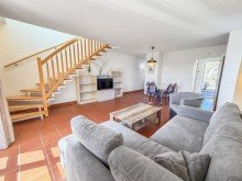 Wohnzimmer mit Treppe zum DG NATUR. RUHE. OSTSEE – IDYLLISCHES REIHENENDHAUS IM FERIENDORF AUF RÜGEN