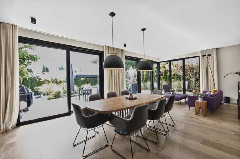 Omnipräsente Helligkeit und Terrassenzugang Villa Großhansdorf