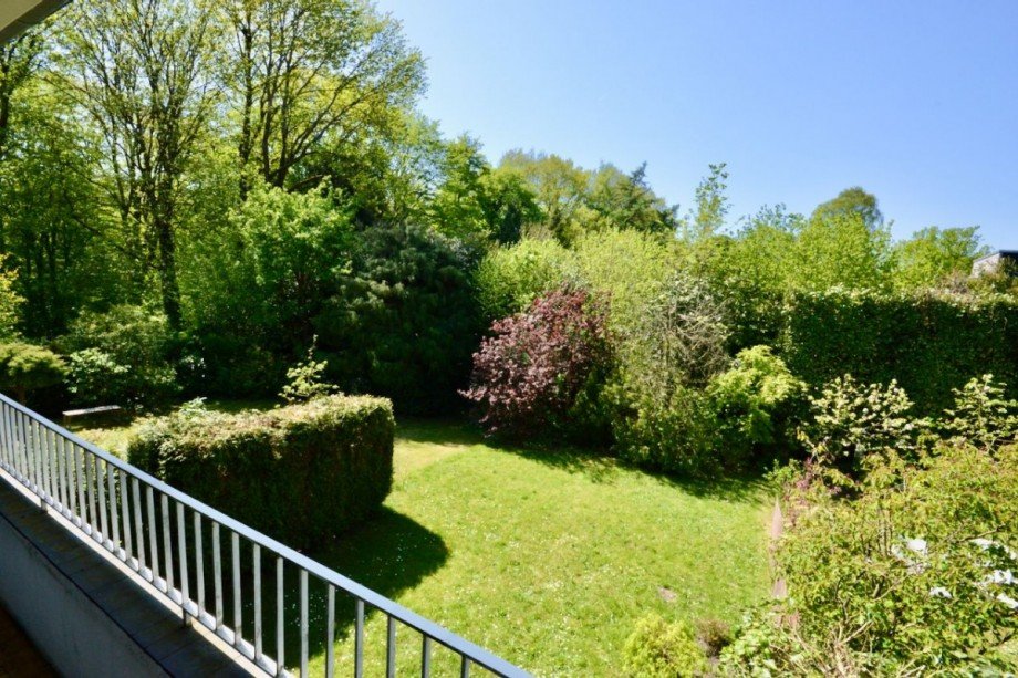 Herrlicher Weitblick nach links ins Grüne vom Balkon im OG Reihenmittelhaus Hamburg