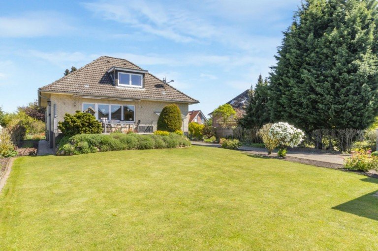Ein Exklusivangebot im Alleinauftrag der 4TREE CAPITAL Real Estate GmbH Grünendeich - Altes Land Einfamilienhaus FAMILIENGERECHTES REFUGIUM IN ELBNÄHE MIT ZUSÄTZLICHEM BAUPLATZ