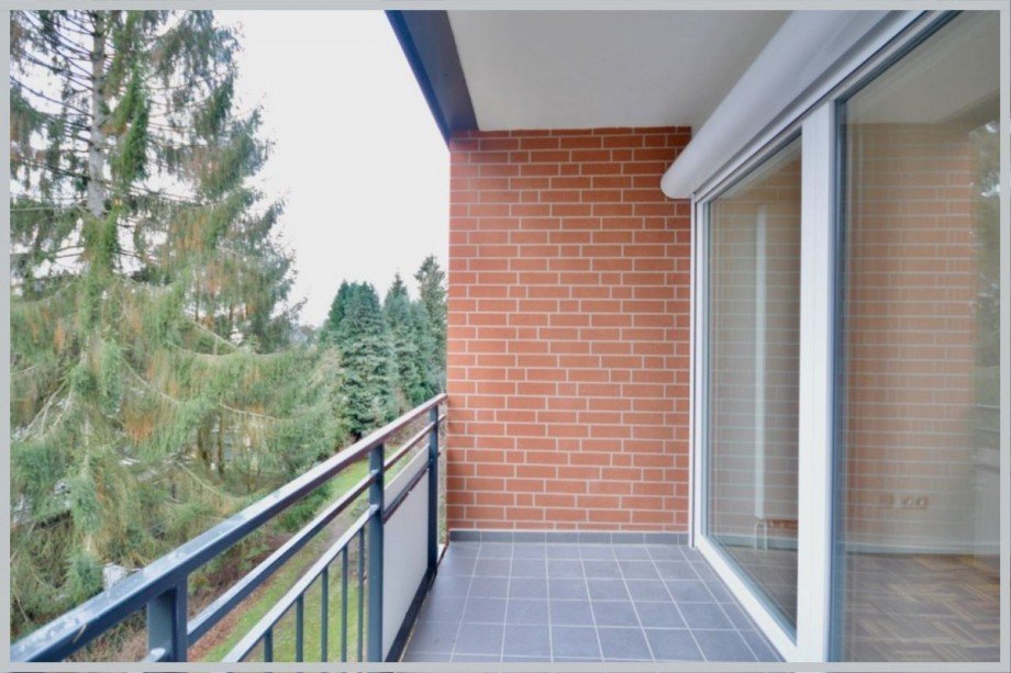 Sanierte Loggia mit großer Fensterfront u. Rolladen Dachgeschosswohnung Hamburg