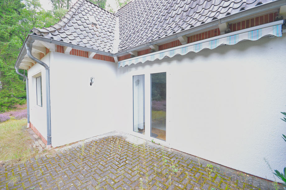 Geschütze Terrasse mit Markise Einfamilienhaus Kakenstorf