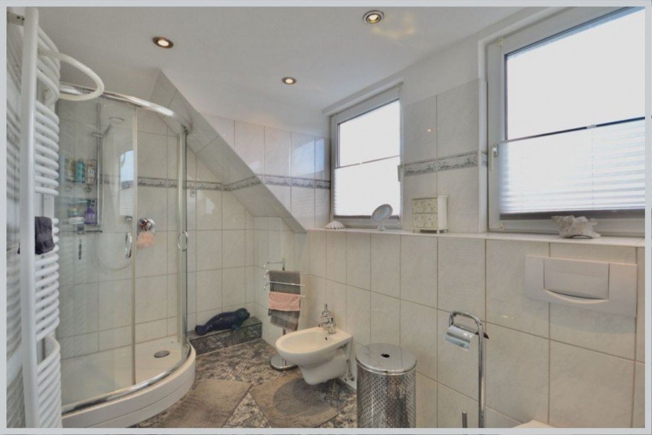 Dusche & Bidet im hellen Bad Einfamilienhaus Hamburg