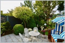 Ringsherum eingefriedete Vorgartenterrasse VERKAUFT! TOP-MODERNISIERTER GARTENTRAUM SUCHT NEUE FAMILIE