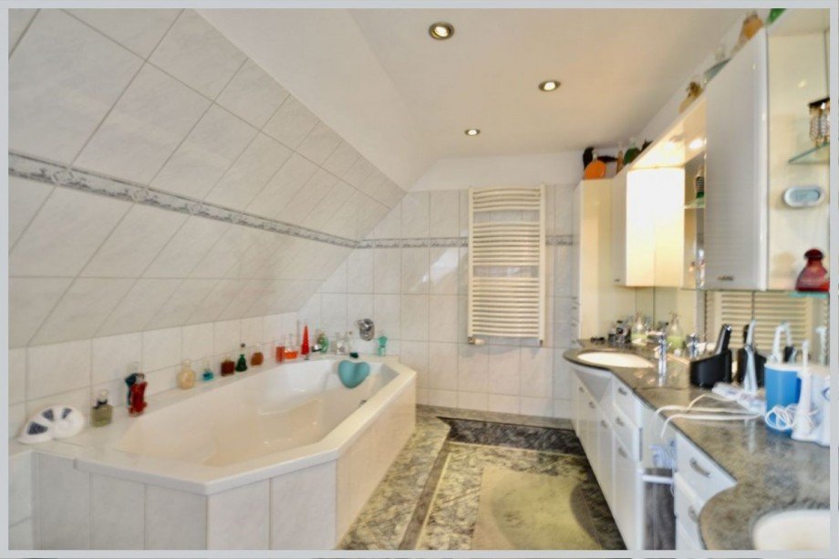Badewanne und Doppelwaschtisch Einfamilienhaus Hamburg