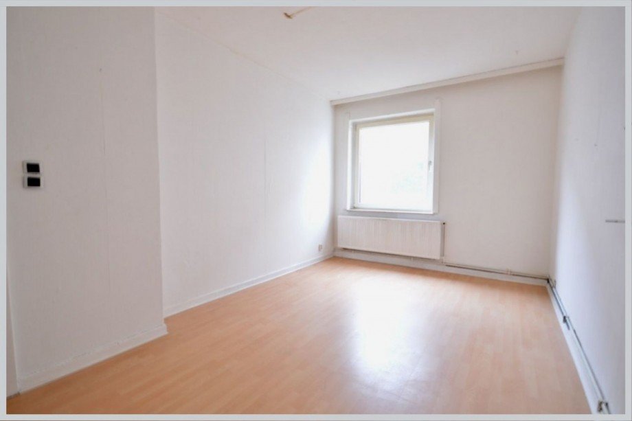 Geräumiges Wohnzimmer mit hoher Decke Erdgeschosswohnung Hannover