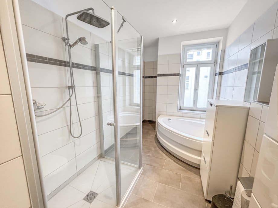 Tageslichtbad mit Dusche u. Wanne Erdgeschosswohnung Leipzig