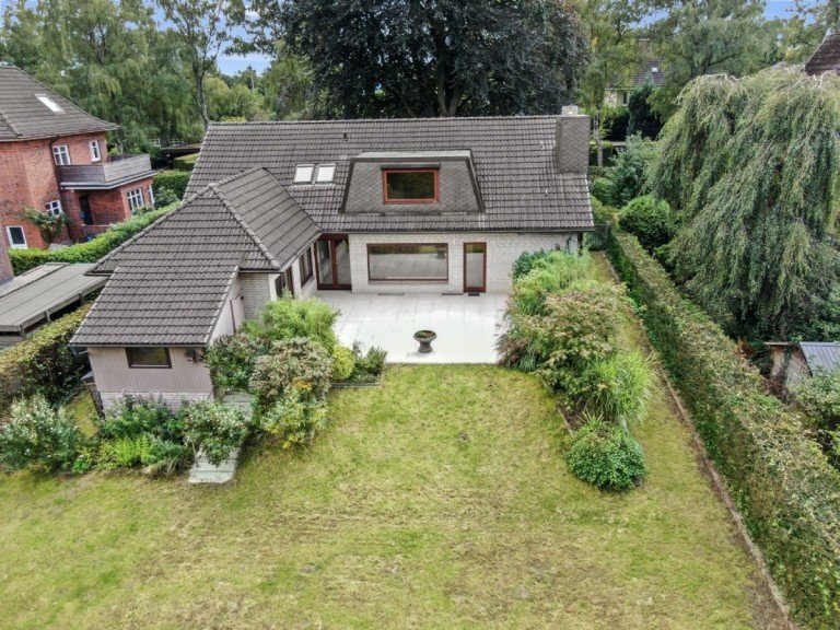 Ein Exklusivangebot im Alleinauftrag der 4TREE CAPITAL Real Estate GmbH Großhansdorf - Kreis Stormarn Einfamilienhaus PRIVATES FAMILIENREFUGIUM AUF PARKÄHNLICHEM GRUNDSTÜCK – WALDGEMEINDE GROSSHANSDORF