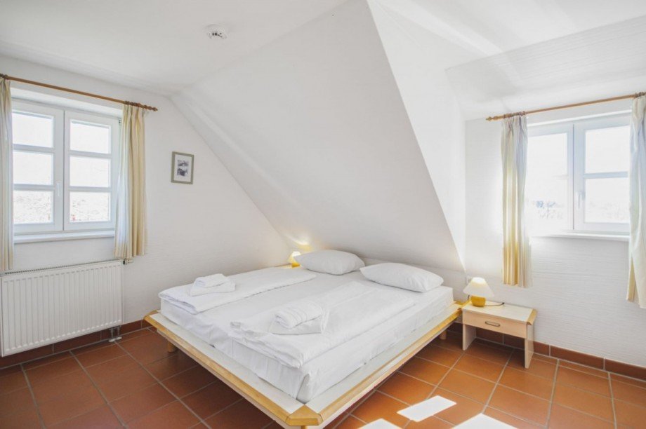 Elternschlafzimmer mit Gaube Reihenendhaus Dranske