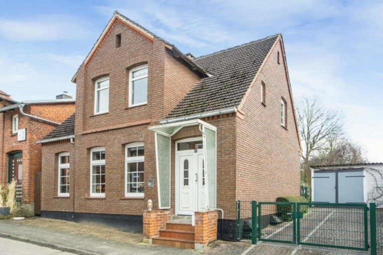 Ein Exklusivangebot im Alleinauftrag der 4TREE CAPITAL Real Estate GmbH Dassow Einfamilienhaus HISTORISCHES KAPITÄNSHAUS MIT PARKÄHNLICHEM GARTEN IN OSTSEENÄHE