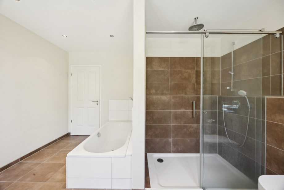 Geräumiges Vollbad mit großer Dusche Etagenwohnung Ahrensburg