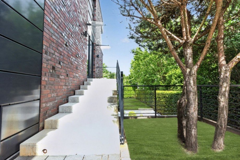 Anmutiger Hauseingang mit Treppe & Podest Villa Großhansdorf