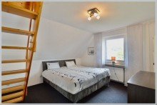 Großes Schlafzimmer im OG mit Treppe zum Büro VERKAUFT! TOP-MODERNISIERTER GARTENTRAUM SUCHT NEUE FAMILIE