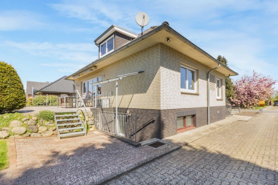 Terrasse-2 mit Zugang zum Souterrain Einfamilienhaus Grünendeich