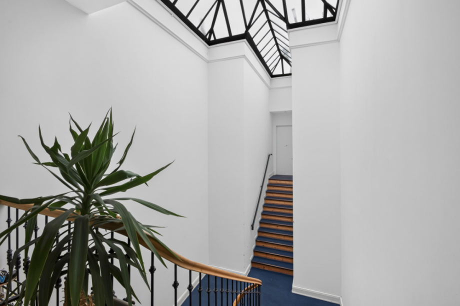 Helles Treppenhaus mit Lichtkuppel Penthousewohnung Hamburg