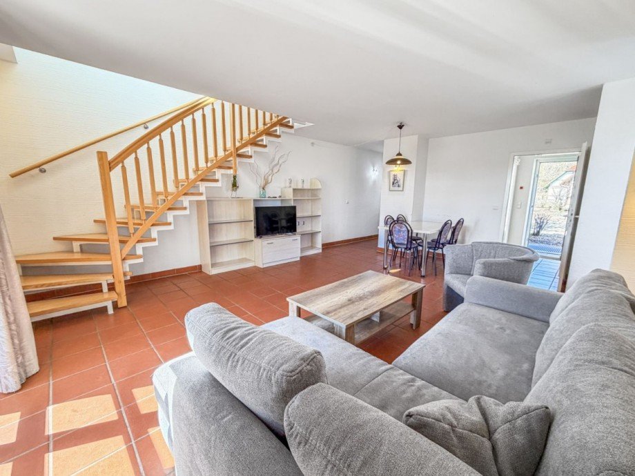 Wohnzimmer mit Treppe zum DG Reihenendhaus Dranske