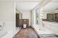Große Badelandschaft mit Wanne und  begehbarer Dusche IHR SENIORENGERECHTER RUHESITZ IM HERZEN DES AHRENSBURGER VILLENVIERTELS