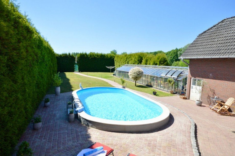 Außenpool mit freiem Gartenblick Einfamilienhaus Hamburg