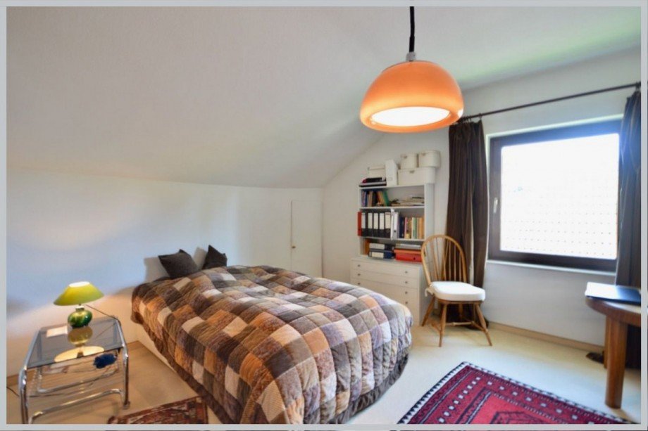 Großes Schlafzimmer mit Abseite Dachgeschosswohnung Hamburg-Fuhlsbüttel