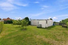 Rückseite des Gartenhauses RAUM FÜR FAMILIE. PLATZ FÜR IDEEN. EIN HAUS MIT GESCHICHTE IN OSTSEENÄHE.