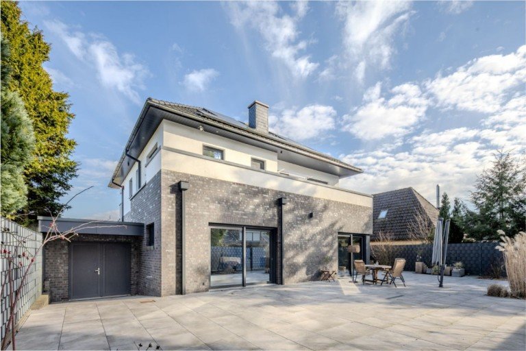 Ein Exklusivangebot im Alleinauftrag der 4TREE CAPITAL Real Estate GmbH Ammersbek - Siedlung Daheim / Heimgarten Einfamilienhaus REPRÄSENTATIVE STADTVILLA MIT ERDWÄRME & PROFIKÜCHE AM GOLFPLATZ AHRENSBURG