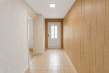 Hauseingang mit Windfang RAUM FÜR FAMILIE. PLATZ FÜR IDEEN. EIN HAUS MIT GESCHICHTE IN OSTSEENÄHE.