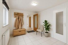 Flur zur Diele im EG (KI) RAUM FÜR FAMILIE. PLATZ FÜR IDEEN. EIN HAUS MIT GESCHICHTE IN OSTSEENÄHE.