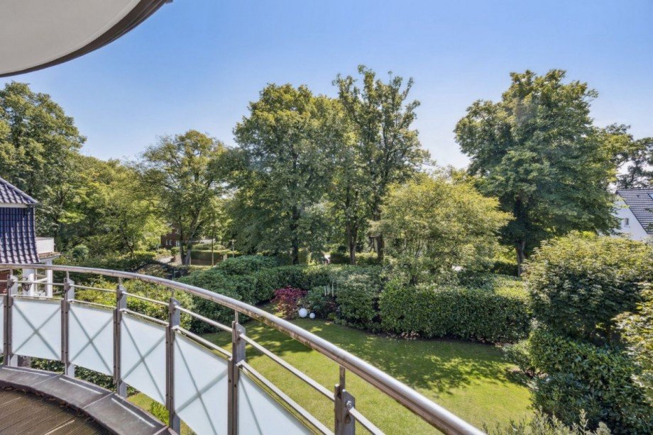 Traumhafter Blick vom Balkon über das Ahrensburger Villenviertel Etagenwohnung Ahrensburg