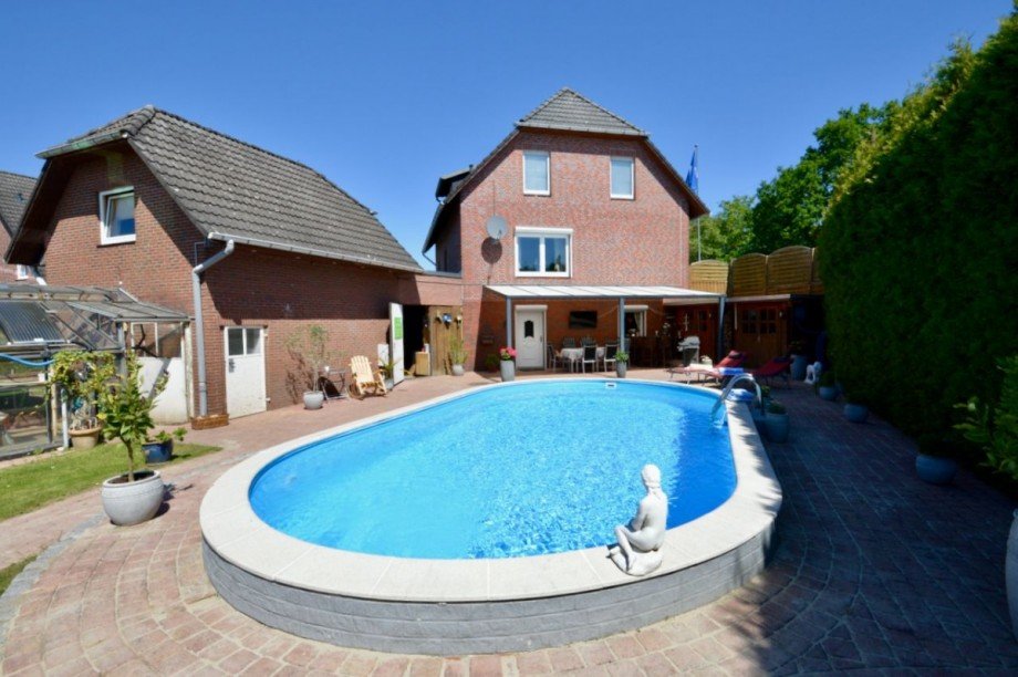 Gartenansicht mit Pool und Nebengebäude Einfamilienhaus Hamburg