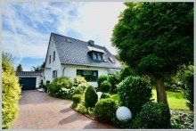 Gepflegte Strassenansicht mit Auffahrt VERKAUFT! TOP-MODERNISIERTER GARTENTRAUM SUCHT NEUE FAMILIE