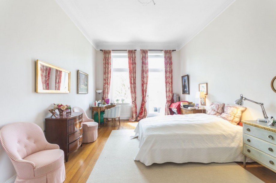 Schlafzimmer mit Zugang zum Balkon Etagenwohnung Hamburg