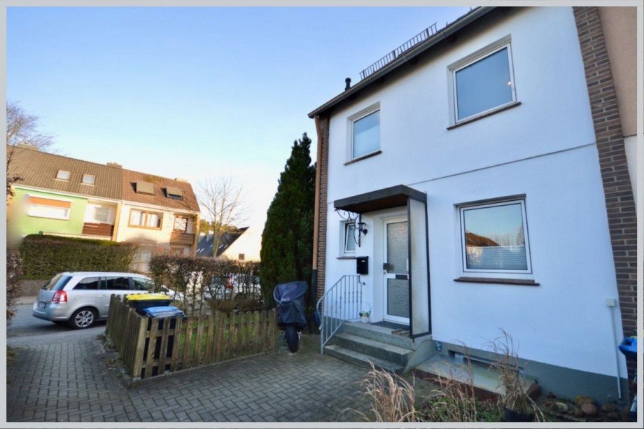 Eingangsansicht mit renovierter Fassade Reihenendhaus Norderstedt
