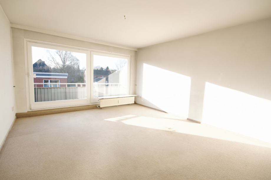 Wohnzimmer mit Schiebetür zum Balkon Etagenwohnung Seevetal