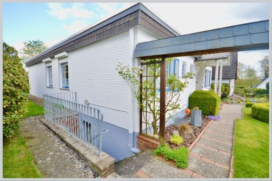 Seitenansicht des Bungalows mit Kelleraußentreppe Bungalow Klein Wesenberg
